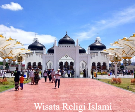 5 Daftar Wisata Religi Islam Terindah di Indonesia & Luar Negeri