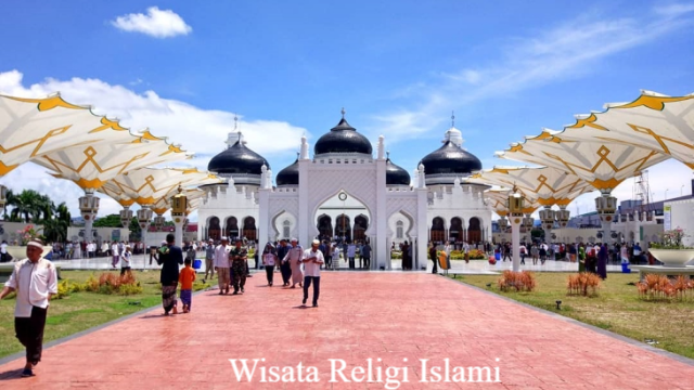 5 Daftar Wisata Religi Islam Terindah di Indonesia & Luar Negeri